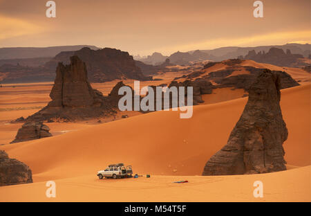 Algerien. In der Nähe von Djanet. Sahara. Sand Sea Landschaft und Dünen und Felsen. Camp. Touristen. SUV, 4WD Auto. Stockfoto