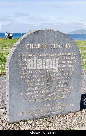 Ein kleines Denkmal über Charlie Chaplin, dessen Familie oft in Waterville auf dem Ring of Kerry in Südirland war und übernachtete. Stockfoto