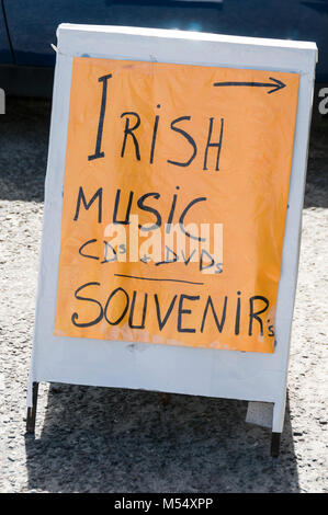 Ein Ausstellungstafel für ein Musikgeschäft im Dorf Sneem, ein beliebtes Dorf für Touristen auf dem Ring of Kerry in Südirland. Stockfoto