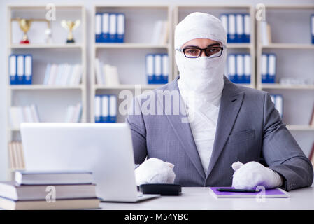 Bandagierte Geschäftsmann Arbeiter, die im Büro tun paperwor Stockfoto