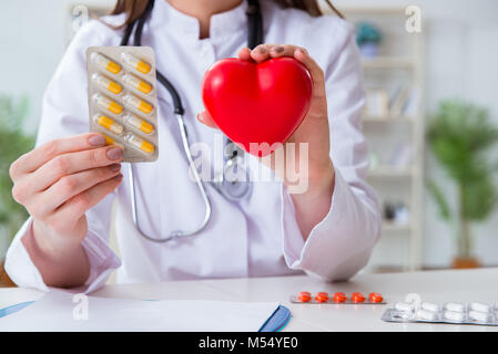 Der Arzt Kardiologen mit roten Herzen im Krankenhaus Stockfoto