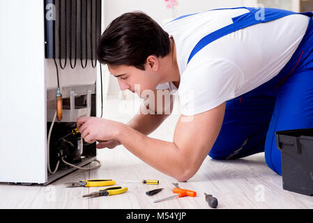 Der Handwerker Auftragnehmer Instandsetzung Kühlschrank im DIY-Konzept Stockfoto