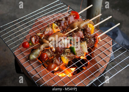 Thai kochen Fleisch und Meeresfrüchte-BBQ am Herd im thailändischen Stil in den Abend wird an der Vorderseite des mein Zuhause in Thailand Stockfoto