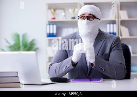 Bandagierte Geschäftsmann Arbeiter, die im Büro tun paperwor Stockfoto