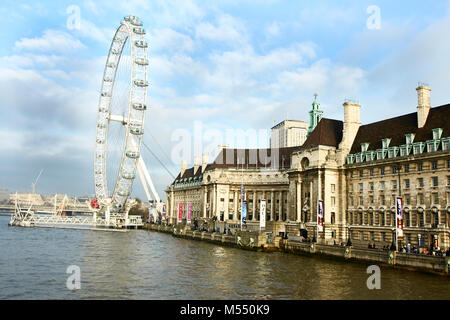 Eine Ansicht der County Hall und das London Eye aus über die Themse in London, Großbritannien Stockfoto