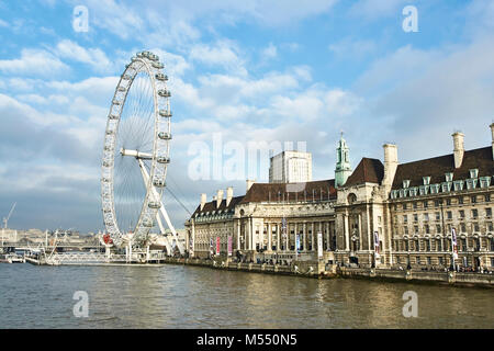 Eine Ansicht der County Hall und das London Eye aus über die Themse in London, Großbritannien Stockfoto