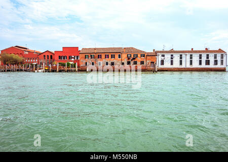 Tageslicht, Aussicht vom Boot auf die historischen Gebäude der sonnigen Tag. Der strahlend blaue Himmel mit Wolken im Hintergrund. Licht auf dem Wasser widerspiegeln. Negativ Stockfoto