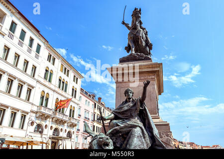 Venedig, Italien - 02 April 2017: Tageslicht Ansicht von unten nach Reiterstandbild von König Victor Emmanuel II. in Riva degli Schiavoni Waterfront. Menschen w Stockfoto