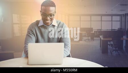 Junger Geschäftsmann auf laptop Stockfoto