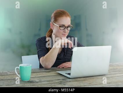 Geschäftsfrau Arbeiten am Laptop mit grünem Hintergrund Stockfoto