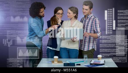 Gruppe von Personen, die auf dem Laptop mit Bildschirm Text Schnittstelle Stockfoto