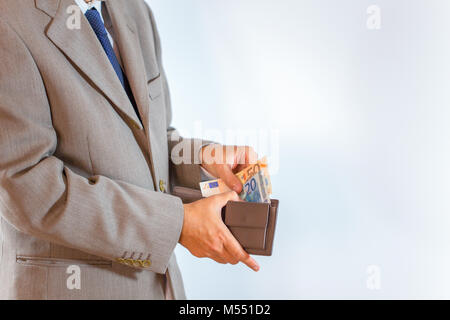 Leder Geldbörse mit Geld in Geschäftsmann Hände auf weißem Hintergrund Stockfoto