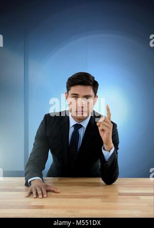 Unternehmer Arbeiten am Schreibtisch mit blauen Lichtquelle Stockfoto