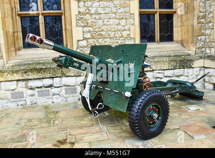 Britische 25 Pounder Field Gun am Tower von London Anzeige berücksichtigt Stockfoto