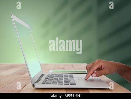 Hand Arbeiten am Laptop Stockfoto