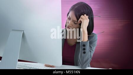 Geschäftsfrau auf laptop Stockfoto