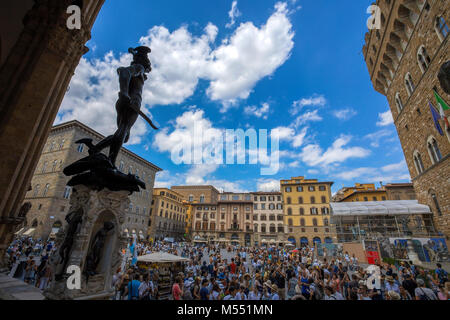 Florenz (Firenze), 28. JULI 2017 - Blick auf einem überfüllten Piazza della Signoria und Benvenuto Cellini der Statue des Perseus mit dem Haupt der Medusa in F Stockfoto