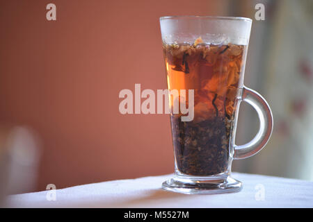 Glas Tasse Rose und Kraut heißen Tee Stockfoto