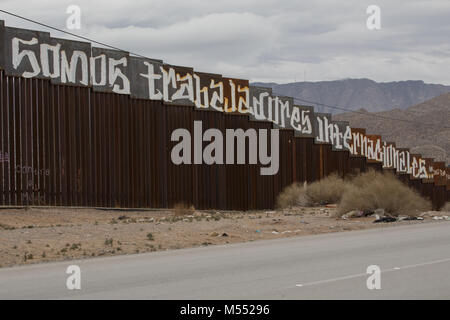 Grenzmauer auf USA-Mexiko Grenze zwischen Ciudad Juarez, Chihuahua und El Paso, Texas, von der mexikanischen Seite, 2018. Stockfoto