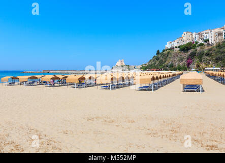 Strand von Sperlonga und Torre Truglia, Provinz Latina in der italienischen Region Latium. Personen unkenntlich. Stockfoto