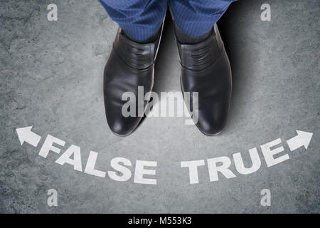 Geschäftsmann Füße nach schwierigen Wahl Dilemma Stockfoto