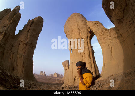 Algerien. In der Nähe von Tamanrasset. Tassili du Hoggar. Sahara. Mann der Tuareg Stamm zwischen den Felsen. Stockfoto