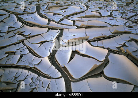 Algerien. In der Nähe von Tamanrasset. Tassili du Hoggar. Sahara. Sanddünen und Felsen. Trockene, rissige Erde, Schlamm. Stockfoto