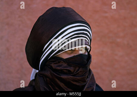 Algerien. Tamanrasset. Sahara. Porträt der Mann der Tuareg Stamm während des TAFSIT oder Springfestival. Indigo Blue Turban. Stockfoto