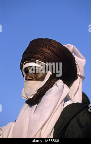Algerien. Tamanrasset. Sahara. Porträt der Mann der Tuareg Stamm während des TAFSIT oder Springfestival. Indigo Blue Turban. Stockfoto