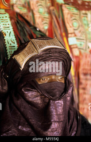 Algerien. Tamanrasset. Sahara. Porträt der Mann der Tuareg Stamm während des TAFSIT oder Springfestival. Indigo Blue Turban. Stockfoto