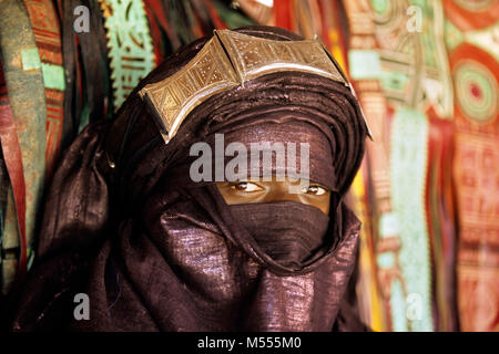 Algerien. Tamanrasset. Sahara. Porträt der Mann der Tuareg Stamm während des TAFSIT oder Springfestival. Indigo Blue Turban. Stockfoto