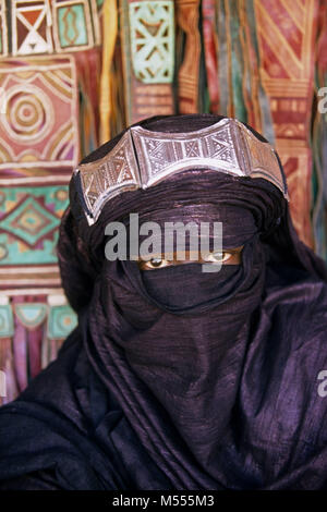 Algerien. Tamanrasset. Sahara. Porträt der Mann der Tuareg Stamm während des TAFSIT oder Springfestival. Indigo Blue Turban. Stockfoto