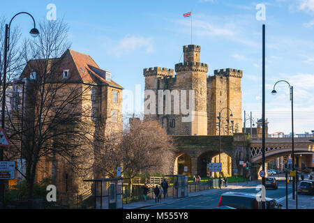 Newcastle upon Tyne GROSSBRITANNIEN, Blick entlang St Nicholas Street in Richtung der frühen mittelalterlichen Burg mit dem Schwarzen Tor Museum liegt auf der linken Seite, Tyne und Wear Stockfoto