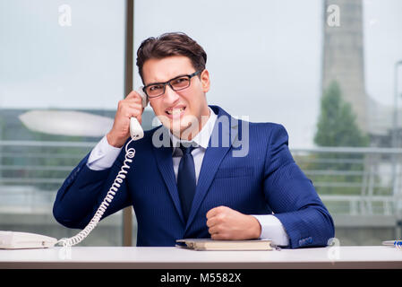 Die verärgerte Call Center Mitarbeiter bei Kunden schreien Stockfoto