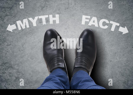 Der Geschäftsmann, Füße nach schwierigen Wahl Dilemma Stockfoto