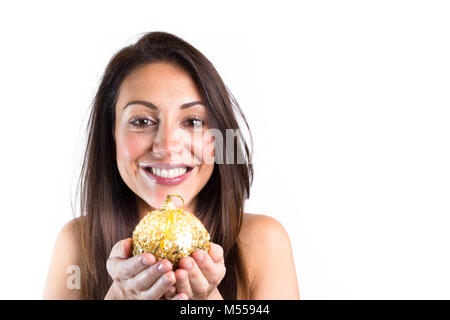 Christmas Ball in Hand von lächelnden Frau über Weiß. Stockfoto