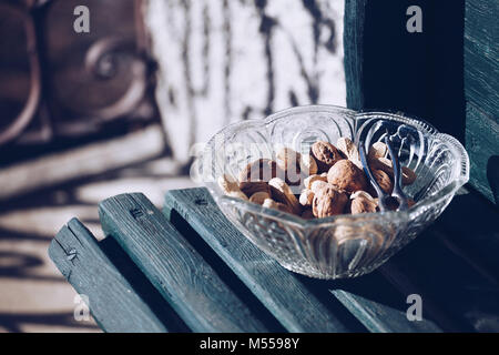 Trockenfrüchte - Nüsse mit nectic Kutter auf Glas Container und grünen Holz- Hintergrund - selektive Fokus, kopieren Raum - draußen altes Haus. Stockfoto