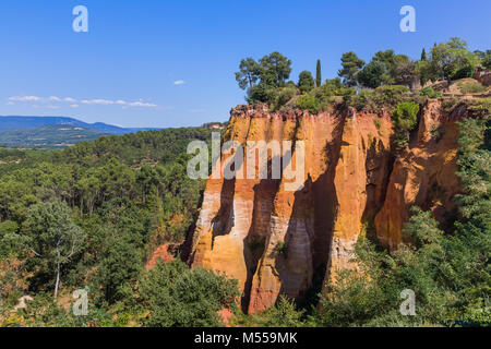 Ockerfarbenen Hügeln in der Nähe von Roussillon in der Provence Frankreich Stockfoto