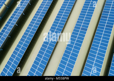 Solarstrom Farmen von oben Stockfoto