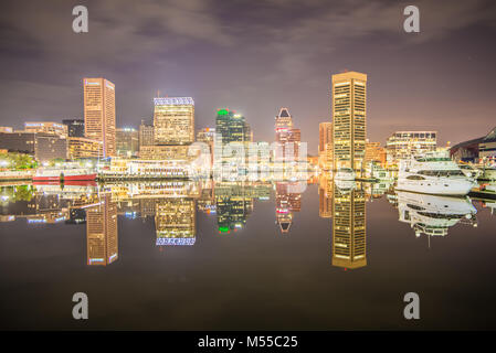 Lange Belichtung der bunten Baltimore skyline Stockfoto