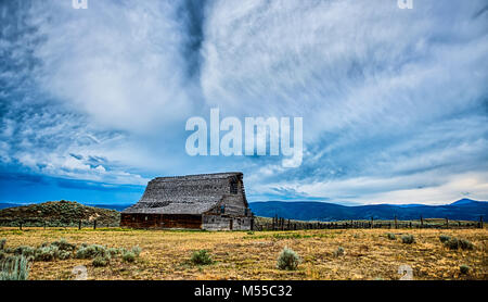 Alte hölzerne Scheune in den Bergen in Montana Stockfoto