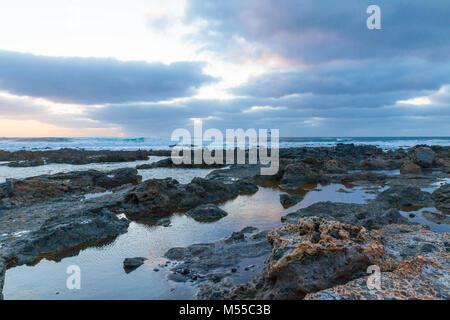 Punta del Hidalgo rock Strand bei Sonnenuntergang Panoramaaussicht Stockfoto