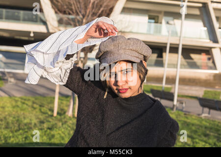 Schöne junge indische Frau im urbanen Kontext stellen. Street Fashion und Style. Stockfoto