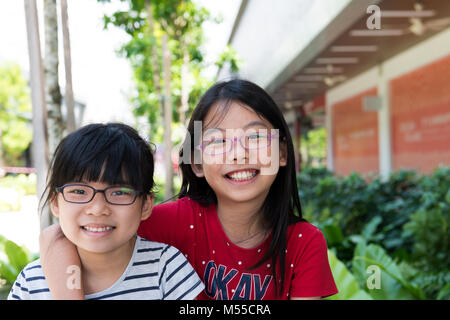 Zwei fröhliche Schwester Kind Stockfoto