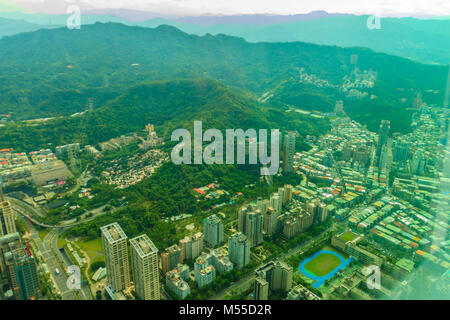 Antenne Panorama über Taipei, der Hauptstadt von Taiwan, auf einem blauen Himmel und bewölkter Tag Stockfoto