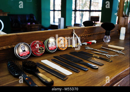Hai, der Ukraine - 08. November 2017: Dapper Dan und Upperut Haare wachsen oder Tonen oder pomaden, Kamm und Schere auf der Holzoberfläche in Barbershop. Stockfoto
