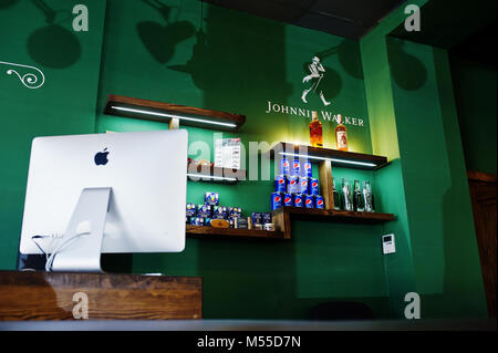 Hai, der Ukraine - 08. November 2017: iMac von Apple auf dem Tisch und Pepsi Dosen zusammen mit der blaubart Rache Haar proucts sind in den Regalen Stockfoto