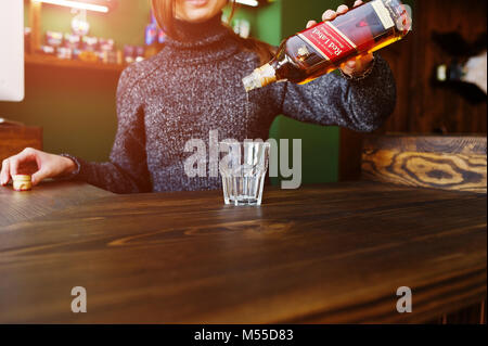 Hai, der Ukraine - 08. November 2017: junge Frau gießen Red Label Whisky in der Bar oder Barbershop. Stockfoto