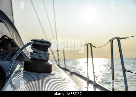 Winde auf einer Segelyacht Stockfoto