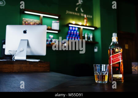 Hai, der Ukraine - 08. November 2017: Red Label whisley Flasche und Glas auf dem Tisch. iMac von Apple zusammen mit Pepsi Dosen werden auf dem Hintergrund. Stockfoto